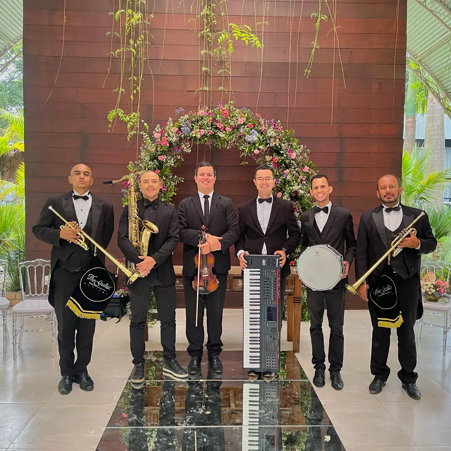 Músicos com sopros e piano branco em recepção de casamento