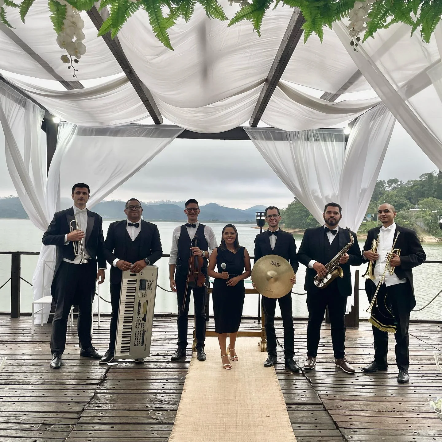 Música ao vivo em cerimônia de casamento à beira-mar